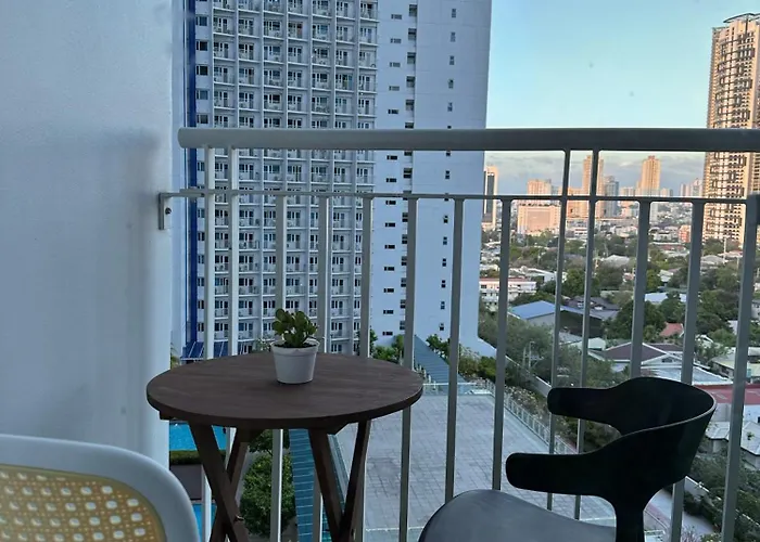 Makati Sm Jazz Staycation With Balcony شقة